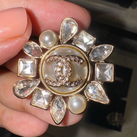 Chanel B19 k earrings, the ones JLO wore at inauguration day! - Picture 3 of 7